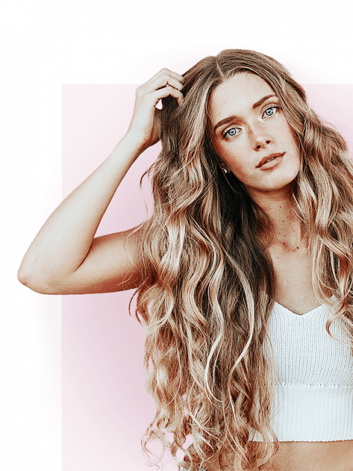 Schöne Frau mit langen blonden Haaren und weissem Top