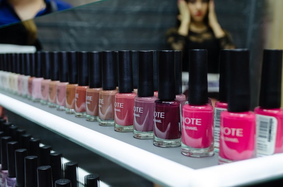 verschiedene Lackfarben Shellac in einer Reihe aufgestellt
