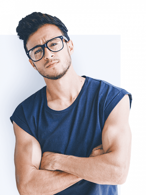 Ein Mann mit muskulösen verschränkten Oberarmen und schwarzen Haaren, blauem Tanktop mit verschlossenen Armen und einer schwarzen Brille